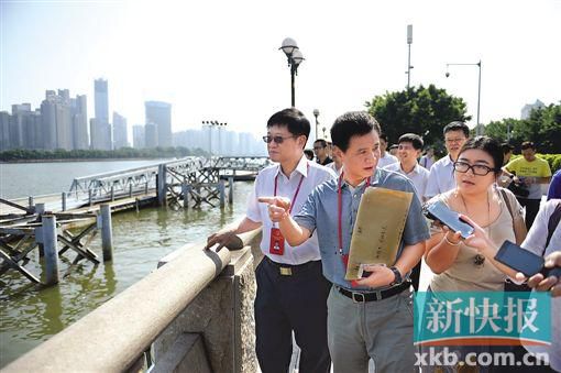 人大代表們?cè)谥榻叕F(xiàn)場(chǎng)調(diào)研。