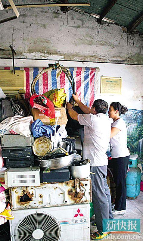 劉伯與妻子李姨在收拾剛回收的幾件小電器。