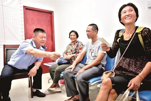 在民警的幫助下，流浪婦女右一與親人相聚