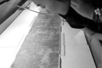 一名觀眾俯身細(xì)看《清明上河圖》。 京華時報記者王海欣攝