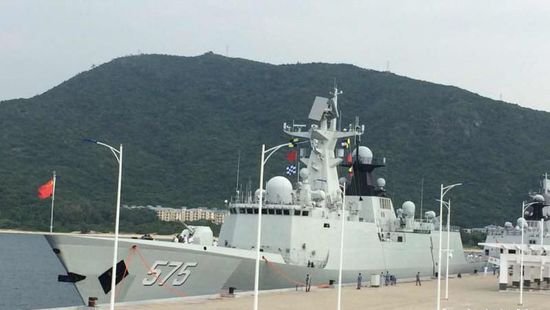 中國海軍艦艇編隊12日上午從三亞起航，參加“和平友誼-2015”中馬兩軍首次實兵聯(lián)演。