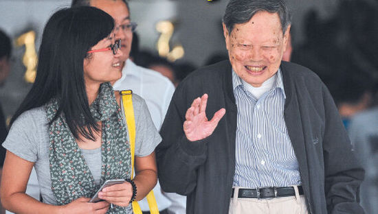 9月18日，楊振寧在合肥參觀中國科大近代物理系時接受記者采訪。記者卞世鵬/攝