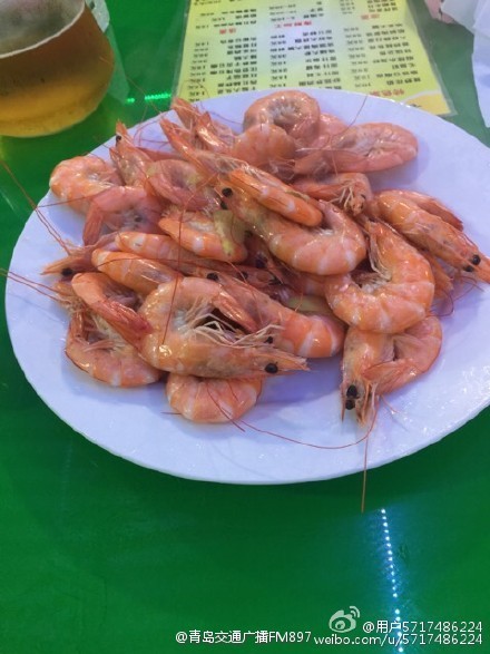 資料圖：網(wǎng)曝青島大排檔宰客，大蝦結(jié)賬時(shí)38元1只。