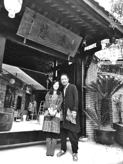 顧少?gòu)?qiáng)和丈夫在自己的客棧前合影,作為結(jié)婚照。照片由受訪者提供