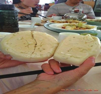 在參加山西游行程中，體驗(yàn)員發(fā)現(xiàn)團(tuán)餐中的饅頭已經(jīng)發(fā)霉。視頻截圖