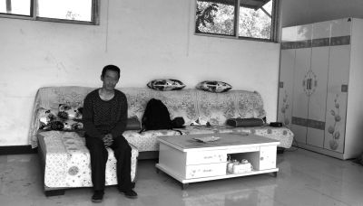 交完彩禮錢，牛志忠?guī)缀跎頍o分文，家里的沙發(fā)、茶幾、衣柜都是凌光輝買的。京華時(shí)報(bào)記者張恒攝