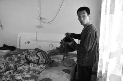 牛志忠翻看凌光輝留下的挎包。京華時(shí)報(bào)記者張恒攝