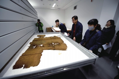 萬(wàn)歷皇帝穿過(guò)的龍袍已經(jīng)碎裂失去色彩。