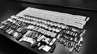 警方在行動中繳獲的地下錢莊持有的銀行卡和手機、U盾等作案工具。