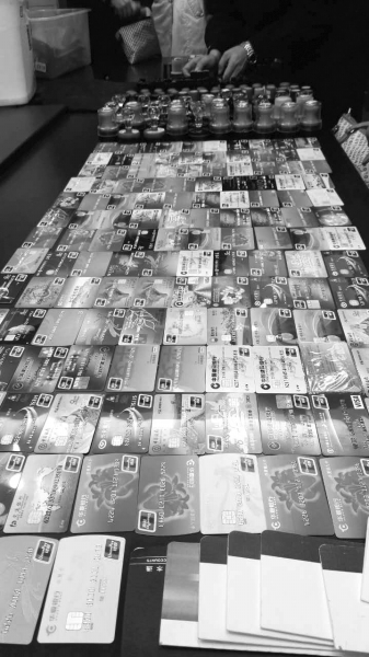 警方在行動中繳獲的地下錢莊持有的銀行卡和手機、U盾等作案工具。