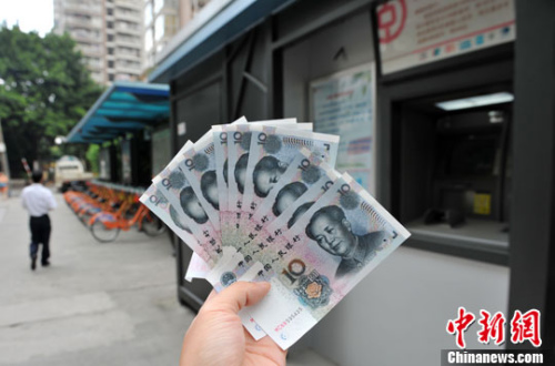 “如果是千元左右的跨行轉(zhuǎn)賬，都會(huì)先充值到支付寶，然后再轉(zhuǎn)到相應(yīng)銀行賬戶(hù)中”，肩負(fù)3000多元月供的北京白領(lǐng)小李告訴中新網(wǎng)記者，這樣操作起來(lái)方便、省時(shí)，還免去下載好幾個(gè)銀行客戶(hù)端的麻煩。