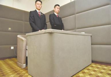 審訊室、居住室內(nèi)的桌椅板凳都進(jìn)行了軟包。