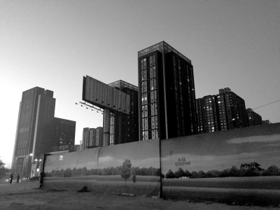 荒地西、南、北三面被2米多高的圍欄圍住。