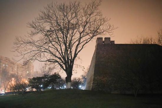 2015年12月20日，北京。霧霾之中，燈光之下的明長城遺址公園。