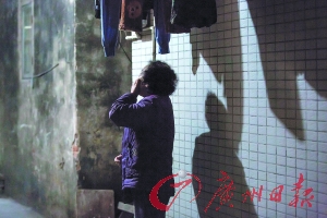 女姐在講述自己老伴幾年前在保姆的“照料”下去世的經(jīng)歷，神色悲傷。廣州日報記者陳憂子 實(shí)習(xí)生郭嘉亮攝