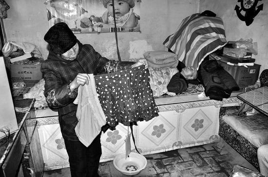 給爺爺?shù)芥?zhèn)上領(lǐng)過(guò)冬的福利，卻領(lǐng)回短裙短褲