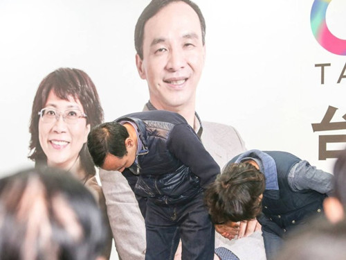 國民黨明天下午將召開臨時中常會，決定由誰擔任代理主席。圖為朱立倫與王如玄上午到競選總部，向支持自己競選的志工們一一致意，感謝他們的陪伴。圖片來源：臺灣《聯(lián)合報》