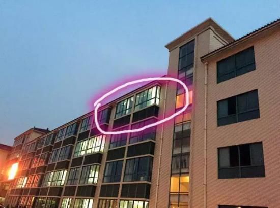 就在這間教室，吳老師在監(jiān)考中過世。