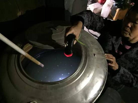 洞庭湖缺水，2015年11月，湖南省南縣石壩村肖喜福老人家中面臨的水質(zhì)型缺水難題。近20多年來，家里打了兩次深井，如圖所示，井水呈乳白色，鐵錳嚴(yán)重超標(biāo)，無法飲用。新華社記者周楠攝