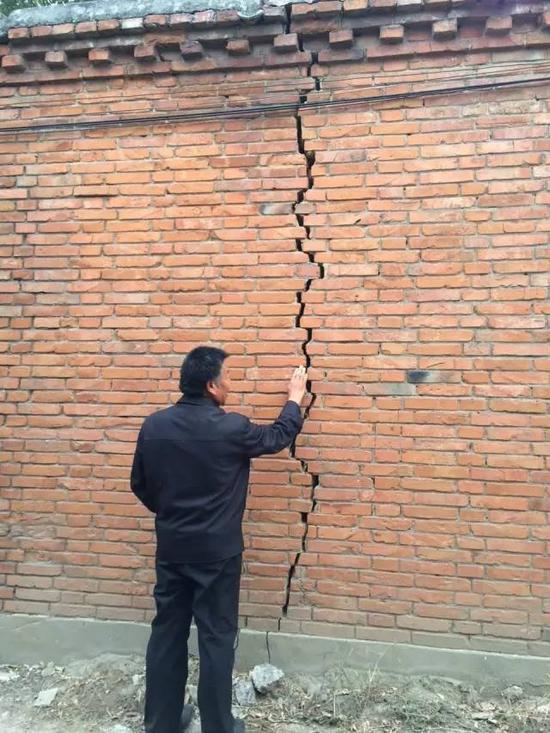 2015年10月20日，河北省柏鄉(xiāng)縣地下水超采區(qū)，地面沉降，一些村民家墻壁、地面都有裂縫。新華社記者郭雅茹 攝