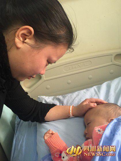 徐女士看著睡著的兒子，心里為手術(shù)費發(fā)愁