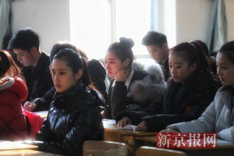 主持系考生正在備考區(qū)等待考試。