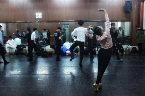 音樂劇系考生在備考區(qū)域等待考試。新京報(bào)記者 周崗峰 攝