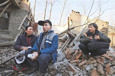 2014年1月，取保候?qū)彽乃螤?zhēng)光和父母看著殘敗的房子，默默流淚