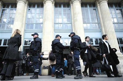 法國(guó)巴黎，警方加強(qiáng)安保工作。圖/CFP