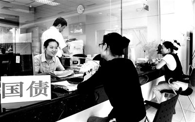 由于網(wǎng)銀和柜臺(tái)同時(shí)開(kāi)售，部分銀行網(wǎng)點(diǎn)甚至來(lái)不及賣(mài)出一筆就發(fā)現(xiàn)額度全部被搶光供圖/視覺(jué)中國(guó)