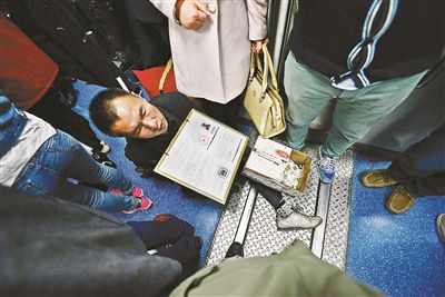 在賣(mài)藝時(shí)，李大鵬會(huì)把判決結(jié)果掛在胸前