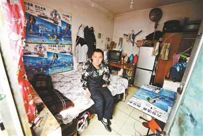 早晨收拾停當(dāng)后，李大鵬準(zhǔn)備前往地鐵賣(mài)藝