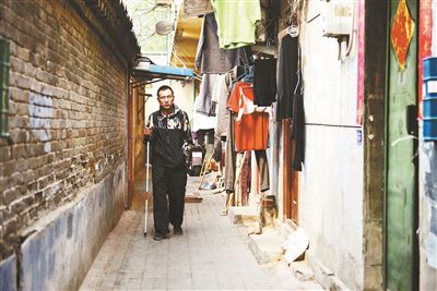 雖然曾被報(bào)道擁有兩套房產(chǎn)，李大鵬實(shí)際的租住地在一片棚戶區(qū)里