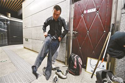 只有在賣(mài)藝時(shí)，李大鵬才會(huì)換上破舊的衣服