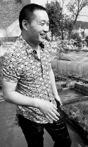 救出小孩上后，楊文利一身糞水。