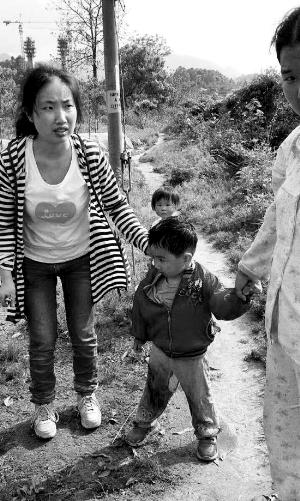 獲救小孩及其母親段曉霞。