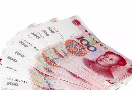 按照4月1日起上海執(zhí)行的月最低工資標(biāo)準(zhǔn)2190元計算，勞動者在5月1日當(dāng)天加班，每天的加班工資至少有302元。如果3天都加班、不調(diào)休，加班工資至少有704元。