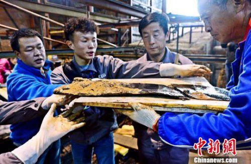 圖為南昌西漢海昏侯墓主槨室考古發(fā)掘現(xiàn)場出土了一組漆器“屏風(fēng)”?！」?攝