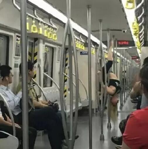 女子在地鐵上跳鋼管舞。