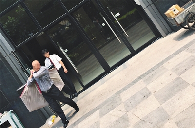 昨日11時(shí)許，新華聯(lián)國(guó)際公寓門(mén)口，一男子將電視等賭具轉(zhuǎn)移，后被警方控制