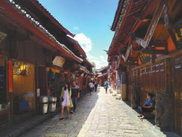 6月3日中午，麗江古城街道上游客稀少。