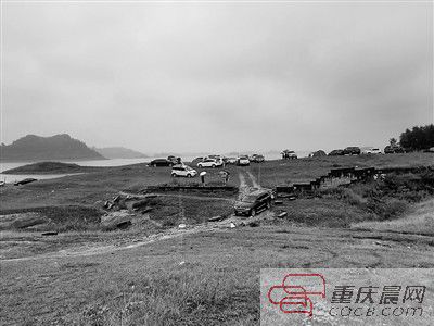 10日，約30輛自駕車被困在長壽湖的這片湖灘上。