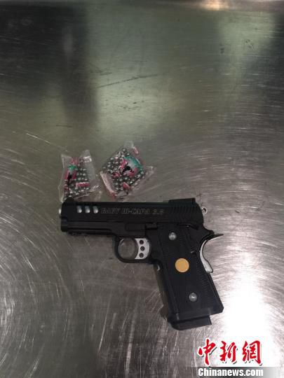 圖為查獲的空氣動力槍和鋼珠彈?！＄娦馈z