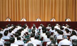 上圖為全省領(lǐng)導干部會議會場。 本報記者李聯(lián)軍攝