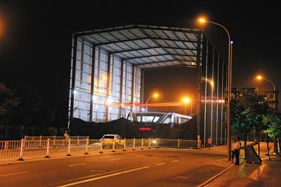 昨日夜間，河北北戴河，“巴鐵”1號(hào)試驗(yàn)地，工作人員正在對(duì)車體進(jìn)行施工檢修。