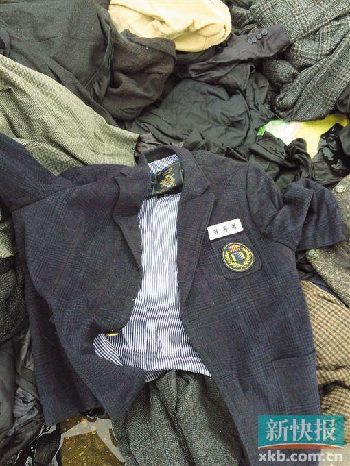 現(xiàn)場(chǎng)查獲的一件韓國(guó)校服。 鄭雁虹/攝
