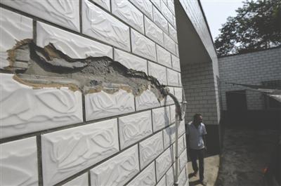 村民家被閃電擊中，墻上的瓷磚被打壞