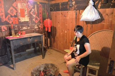 邱巧媚經(jīng)常一個人坐在屋里發(fā)呆。本版圖片京華時報記者 韓林君 攝