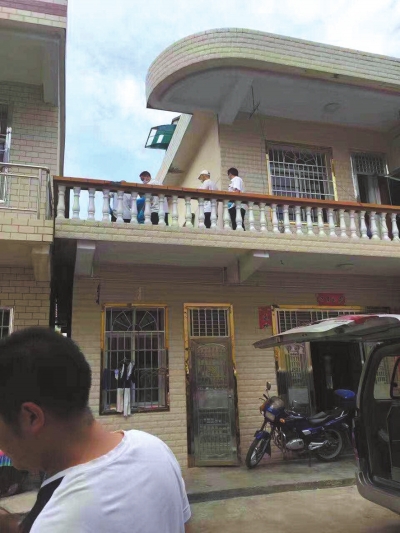 警方在嫌疑人鄰居家二樓露臺上發(fā)現(xiàn)女孩尸體。 家屬供圖