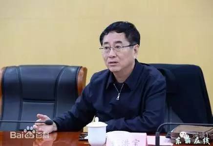 通報(bào)指出，張洪寶眼看著幾年前還不知名的個(gè)體老板搖身一變成為大企業(yè)家，心里既艷羨又發(fā)酸，滋生了“我為他們贏得了好的發(fā)展機(jī)遇，收些款物就權(quán)當(dāng)是對(duì)我這些年辛勤工作的一種補(bǔ)償”的念頭。于是他開始熱衷于與身邊的企業(yè)老板拉拉扯扯、勾肩搭背，剛開始只是幾頓飯、幾張卡，日積月累，越陷越深，不給錢不辦事，給了錢才辦事，在東麗人稱